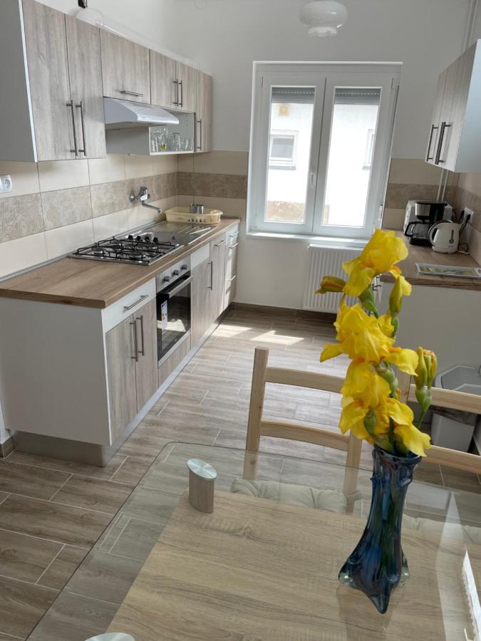Pingvin Cukraszda Apartman Balatonmariafurdo Luaran gambar